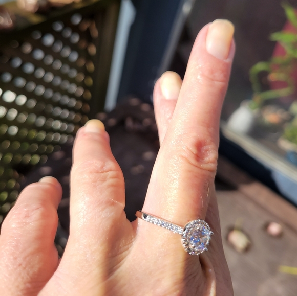 Nwot womens size 9 cubic zirconia and stainless ring the pics don't do it - Picture 4 of 7